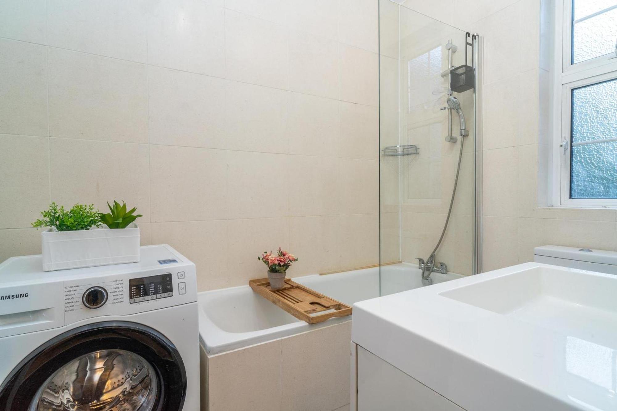 Location! 2 Bed/2Bath - Pro Host Londres Exterior foto